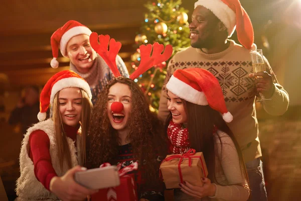 Pessoas fazendo selfie na festa de Natal — Fotografia de Stock