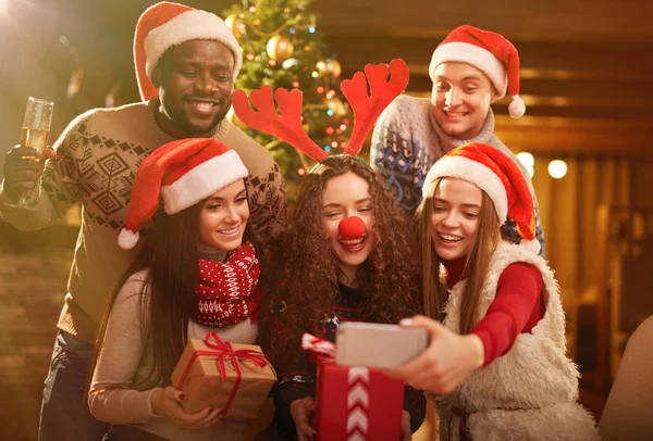 Felices amigos haciendo selfie de Navidad — Foto de Stock