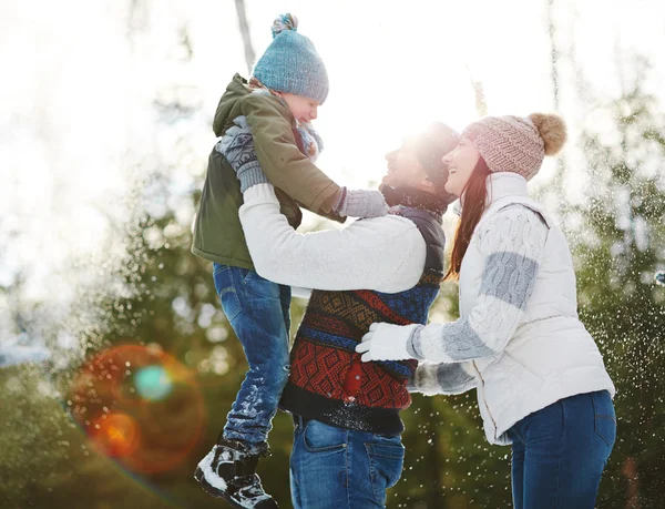 Familjen njuter av solig vinterdag — Stockfoto