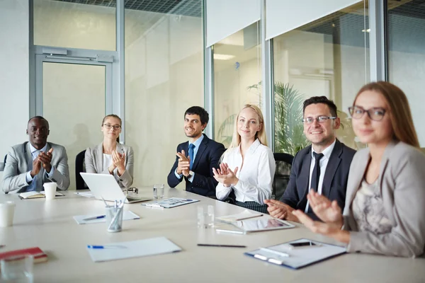 Zufriedene Manager klatschen auf Konferenz in die Hände — Stockfoto