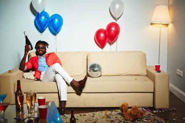 Homme avec bouteille de champgne à la fête — Photo