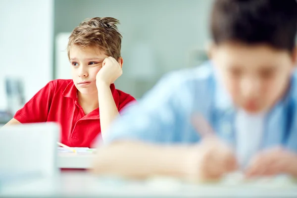 Skolpojke sitter på lektion — Stockfoto