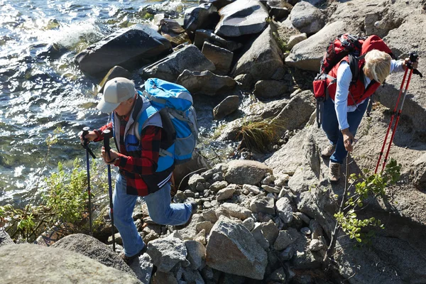 Pessoas idosas ativas com paus de trekking — Fotografia de Stock