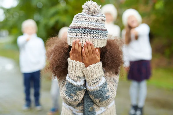 Chica llorando escondiendo su cara — Foto de Stock