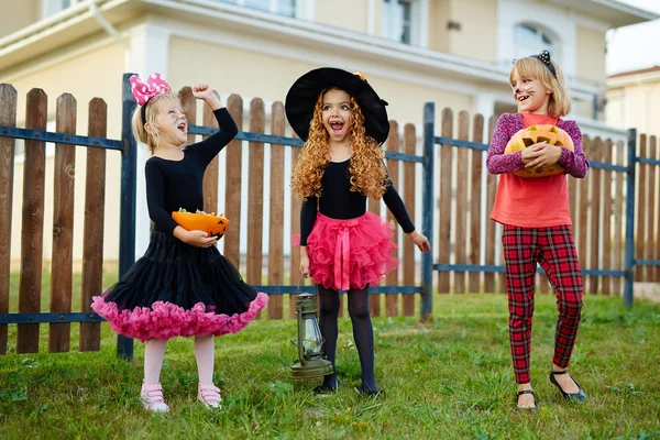 Drie extatische meisjes in Halloween-kostuums — Stockfoto