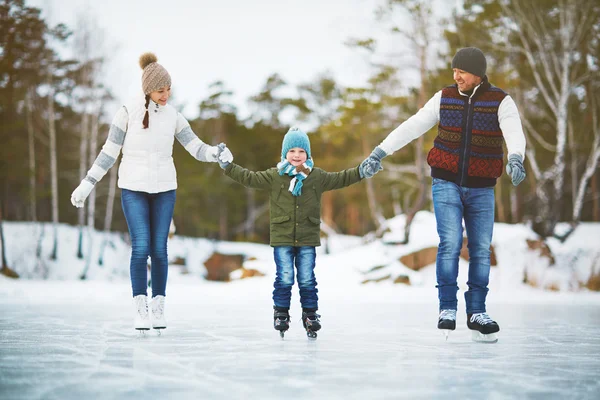 Sportif aile buz pistinde paten — Stok fotoğraf