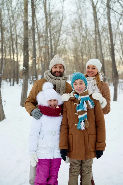 Petits enfants et parents regardant la caméra — Photo