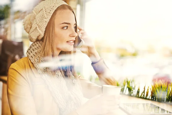 Sarışın kız Cafe telefonda konuşurken — Stok fotoğraf