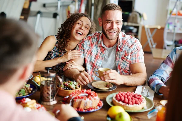 Pareja sentada junto a mesa festiva — Foto de Stock