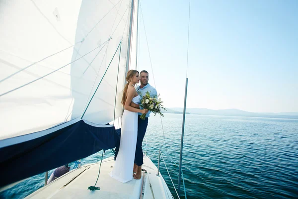 Happy married couple traveling by yacht — Stock Photo, Image