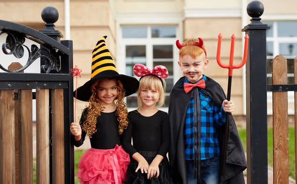 Kleine kinderen in Halloween — Stockfoto