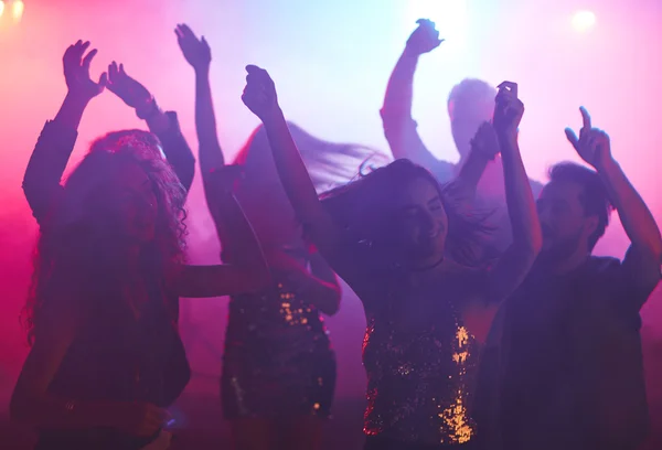 Meninas e caras dançando na festa da noite — Fotografia de Stock