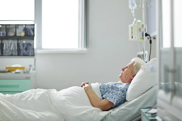병원에 누워 있는 노인 여성 — 스톡 사진