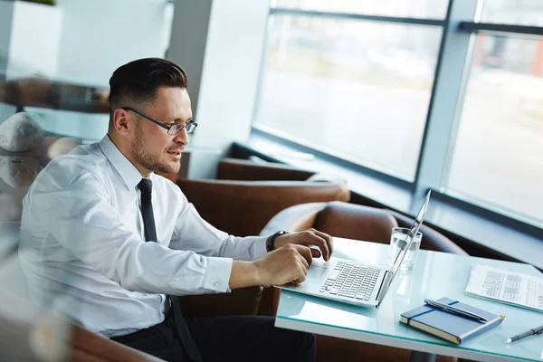 Businessman checking e-mail in cafe — Stock Photo, Image