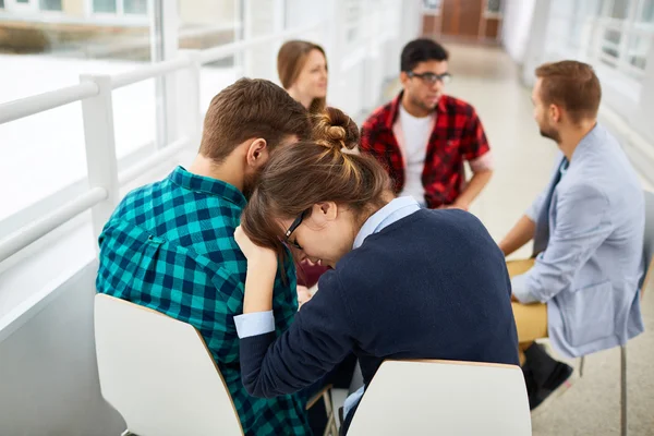 Fille stressée partage son problème — Photo