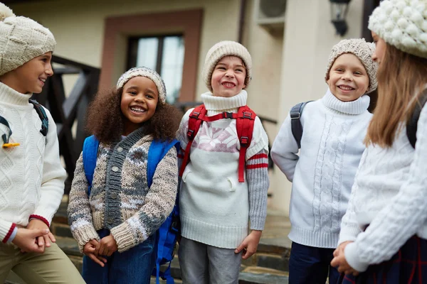 Grupp av glad schoolkids — Stockfoto