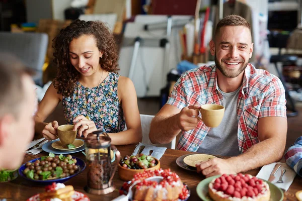 Cara conversando com um amigo no jantar festivo — Fotografia de Stock