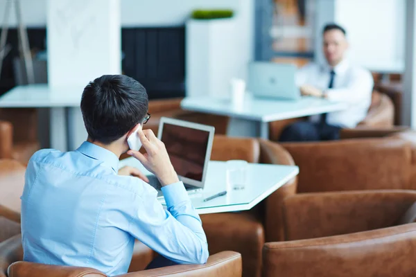 Uomo d'affari che parla al telefono al bar — Foto Stock