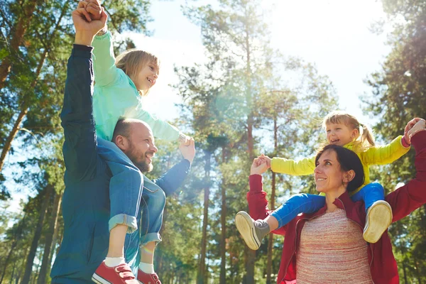 Glückliche Familienwanderung im Wald — Stockfoto