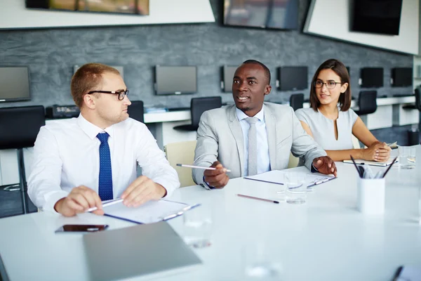 Imprenditore che espone il suo punto di vista all'incontro — Foto Stock