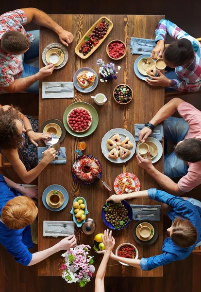 Giovani amici che cenano festosamente — Foto Stock