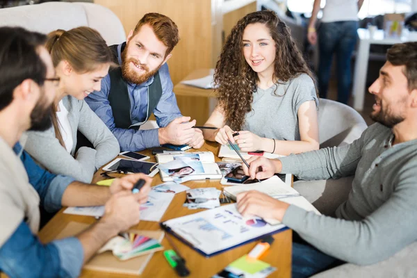 Diseñadores felices discutiendo fotos e ideas — Foto de Stock