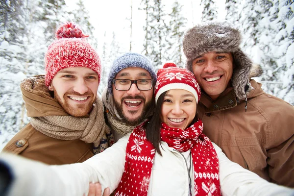 Vrienden doorbrengen vrijetijdsbesteding in winter park — Stockfoto