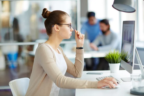 Joven profesional de marketing mirando los datos — Foto de Stock