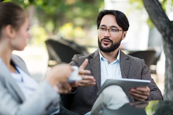 Bonito homem de negócios conversando com colegas de trabalho — Fotografia de Stock