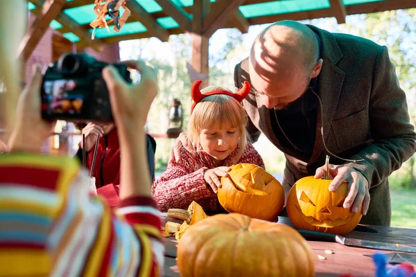 Vater und Tochter betrachten Halloween-Kürbisse — Stockfoto