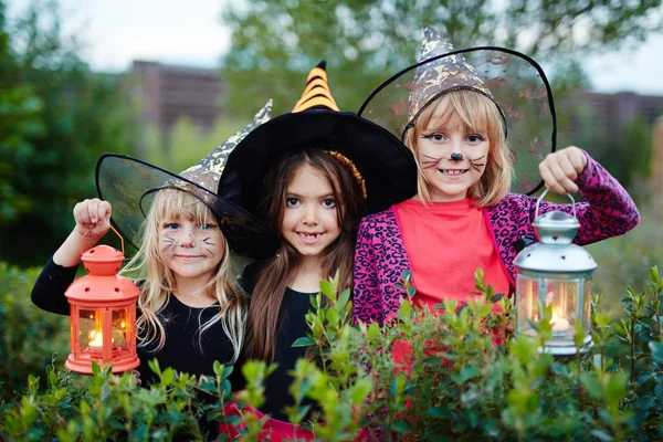 Halloween dziewczyny z latarniami w ogrodzie — Zdjęcie stockowe