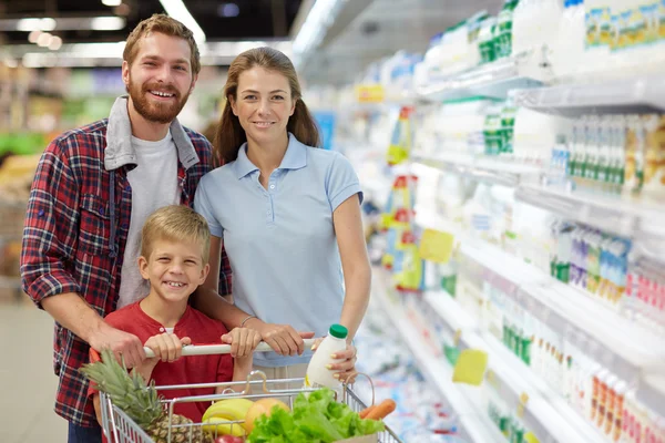 Familia feliz en el supermercado —  Fotos de Stock