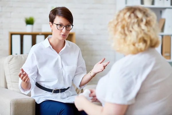 Specialista fiducioso consultando il suo paziente — Foto Stock