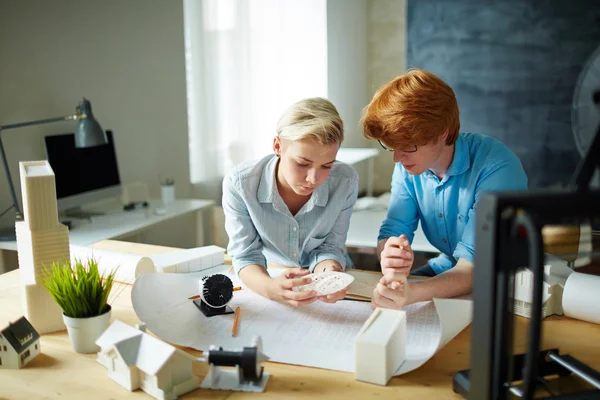 Ontwerpers met 3D-model van technische constructie — Stockfoto