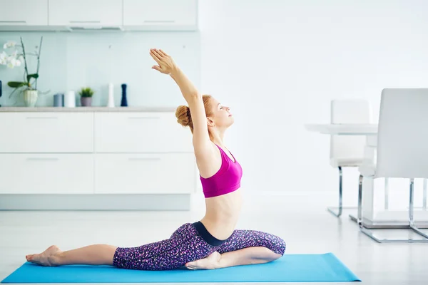 Frau in Kapotasana Yoga-Pose — Stockfoto