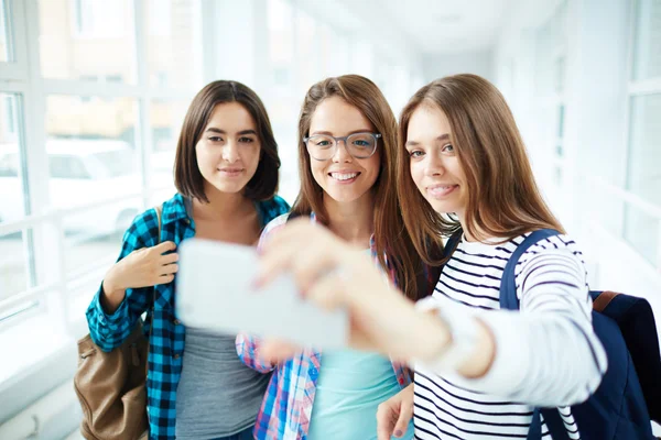 Estudante meninas tomando selfie na escola — Fotografia de Stock