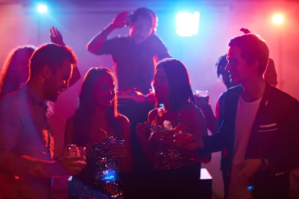 Guys and girls enjoying party in night club — Stock Photo, Image