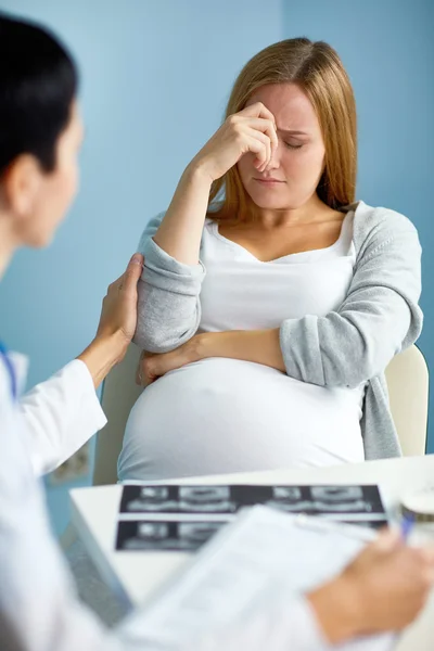 Preocupada embarazada visitando a su obstetra —  Fotos de Stock