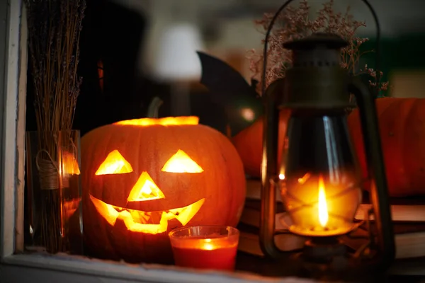 Symbole von Halloween auf der Fensterbank — Stockfoto