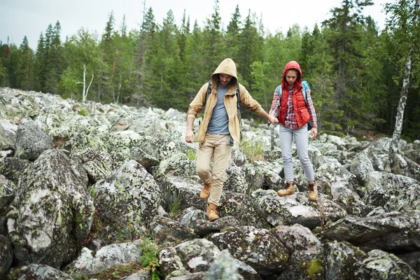 石を歩いて冒険ハイキング — ストック写真