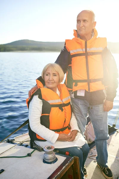 Casal aposentado em coletes salva-vidas — Fotografia de Stock