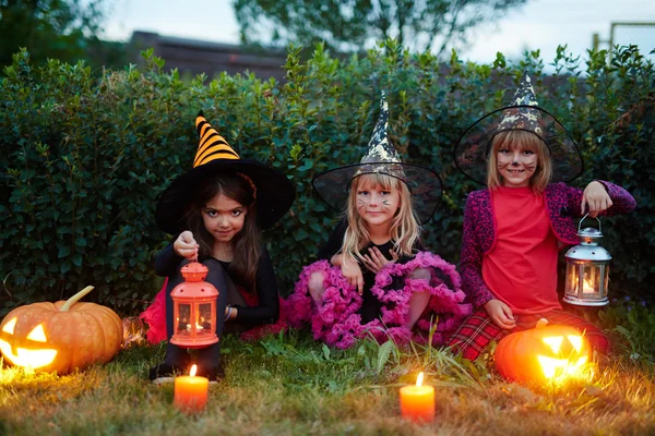 Meisjes met lantaarns zittend op het gras — Stockfoto