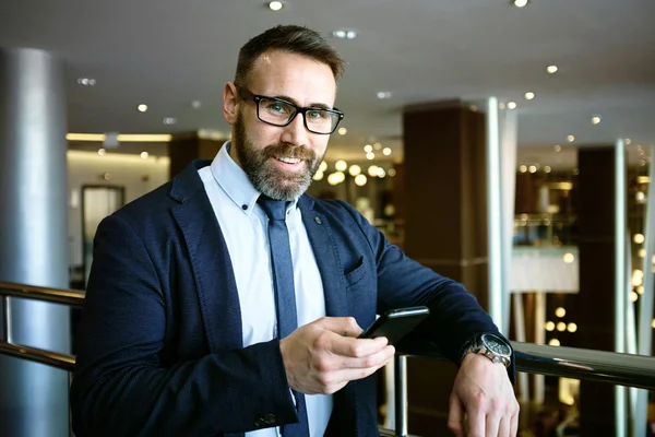 Uomo d'affari utilizzando smartphone — Foto Stock