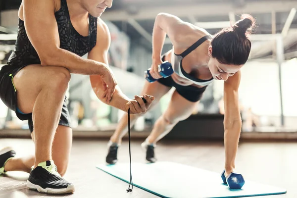 Trainer en vrouw trainen met halters — Stockfoto