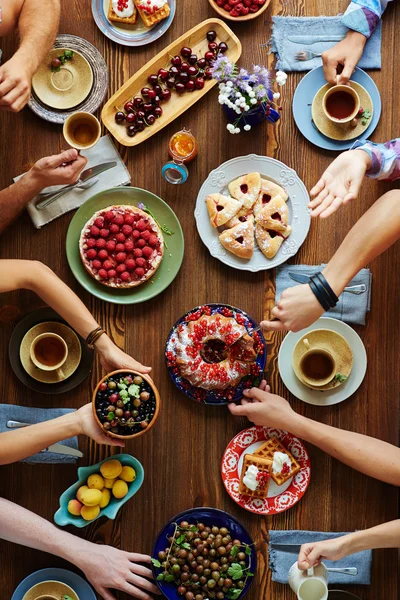 Dankeschön-Dinner mit Desserts — Stockfoto