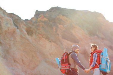 Turistler tarafından el ele tutuşarak aşk kaç