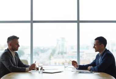 Kendine güvenen işadamları çalışma Office co 