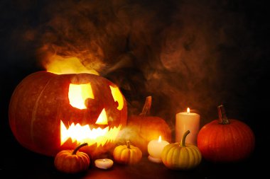 Cadılar Bayramı sembolleri tarafından sis kaplı karanlığın içinde