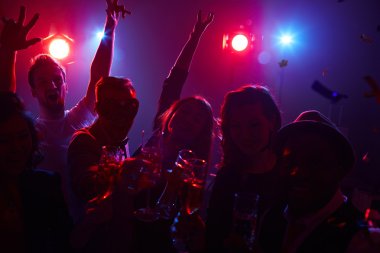 Gece kulübünde eğleniyor şampanya ile dansçılar