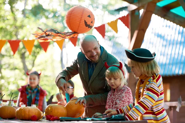 Uomo che prepara jack-o-lanterne — Foto Stock